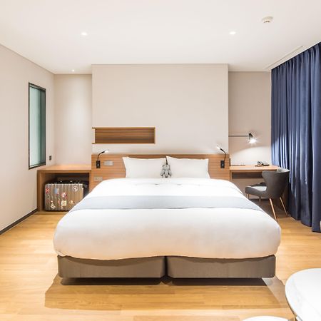 Ibis Ambassador Suwon Hotel Bagian luar foto
