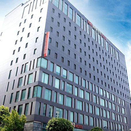 Ibis Ambassador Suwon Hotel Bagian luar foto