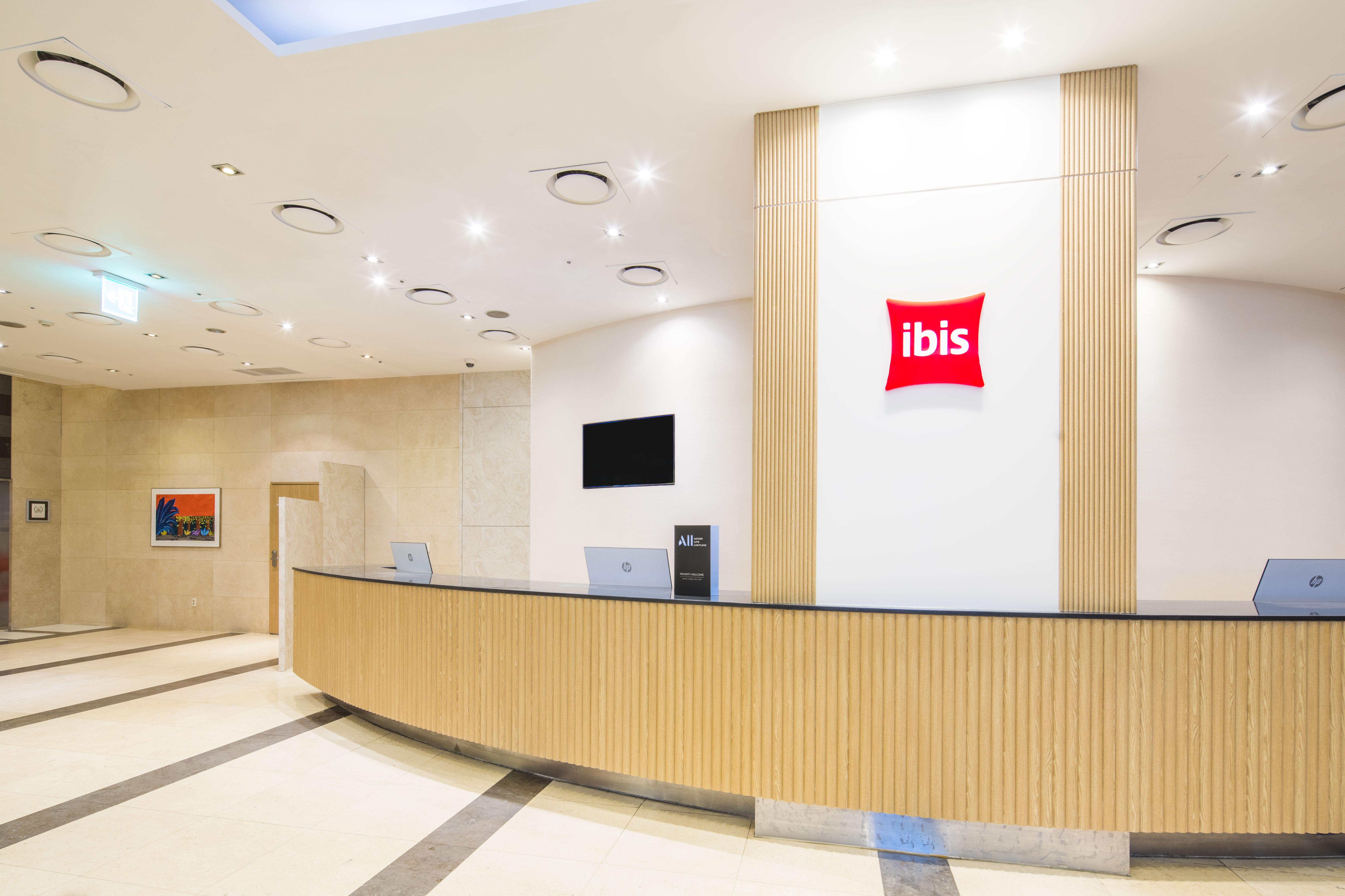 Ibis Ambassador Suwon Hotel Bagian luar foto