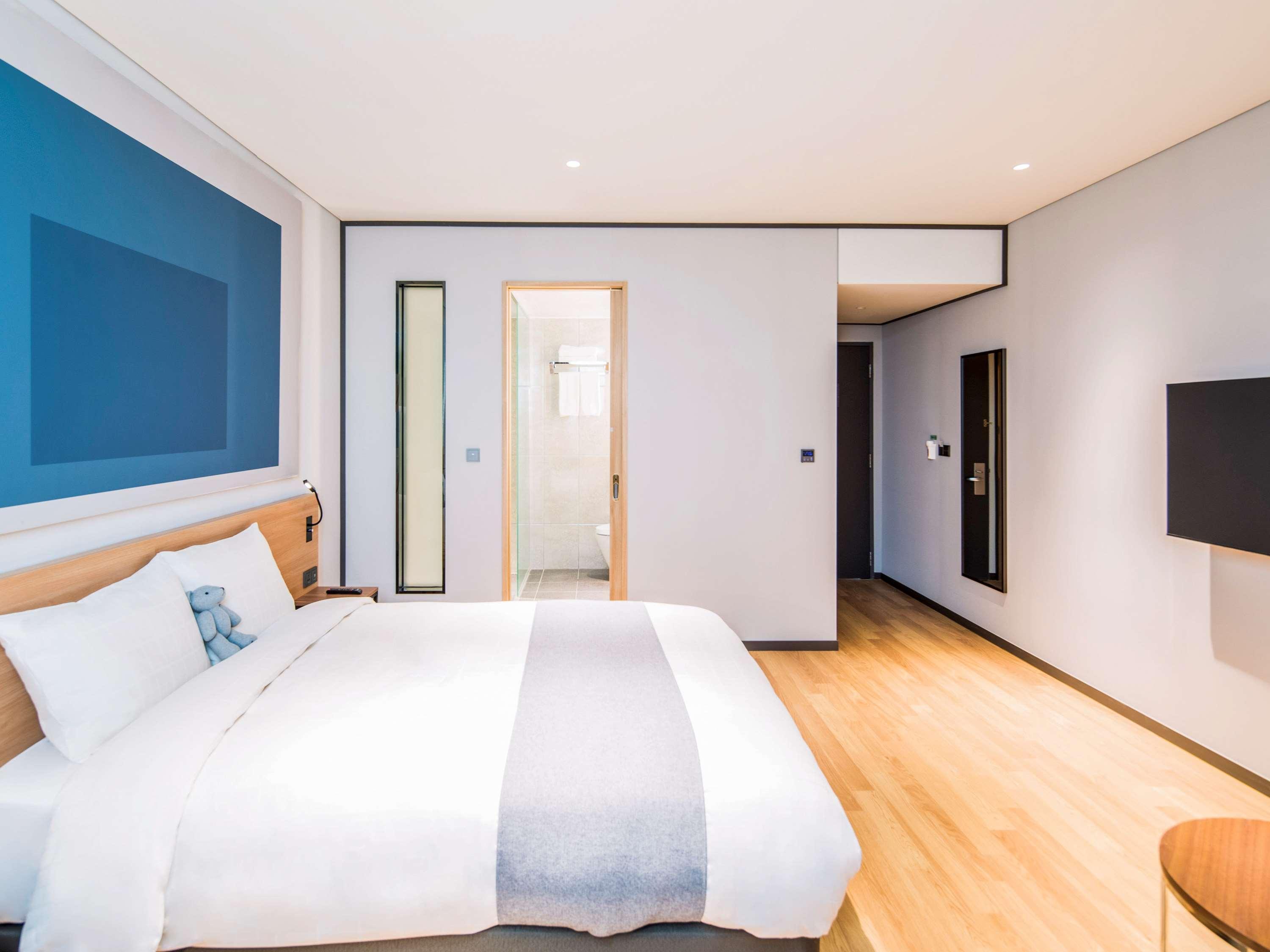 Ibis Ambassador Suwon Hotel Bagian luar foto