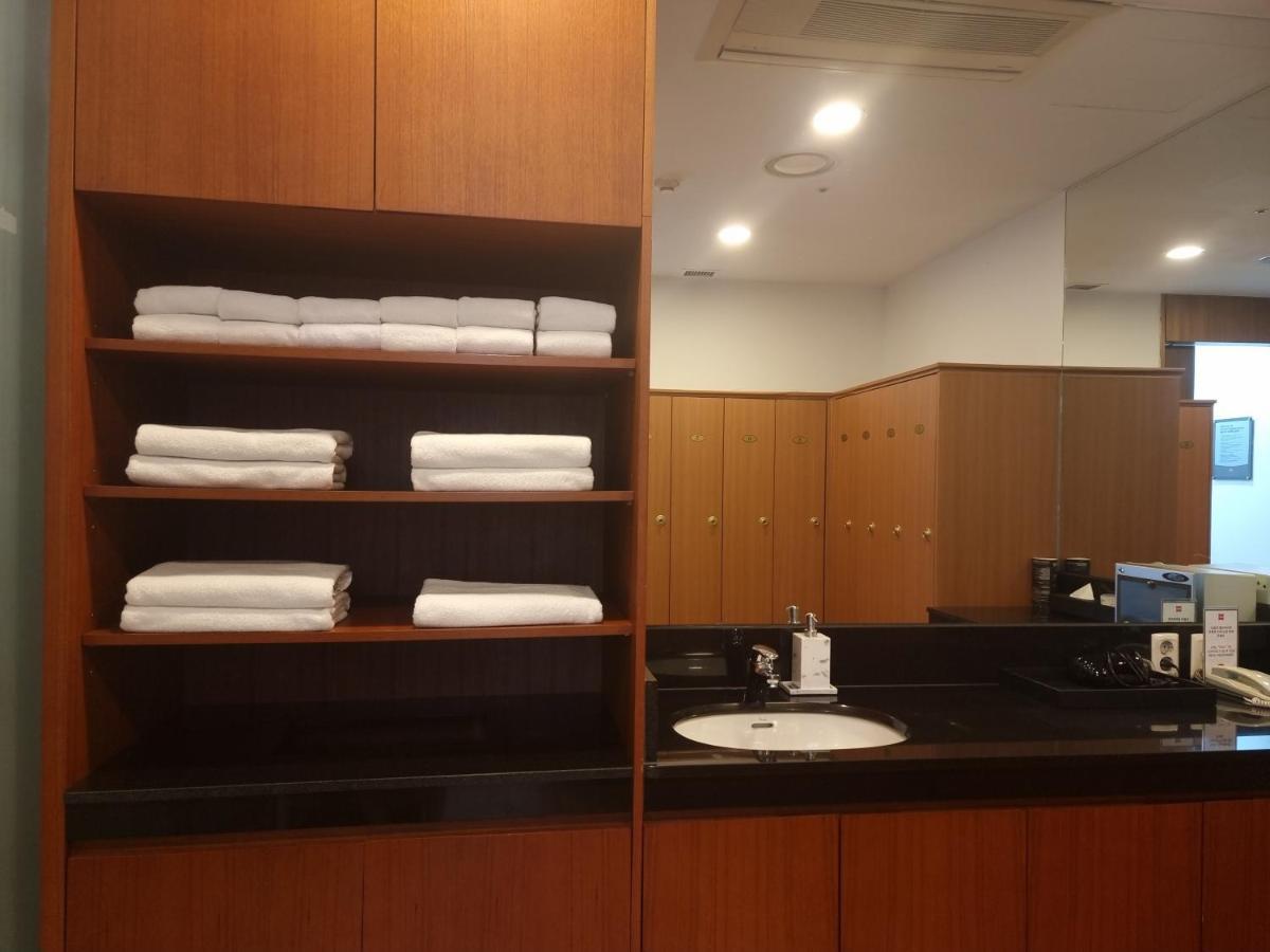 Ibis Ambassador Suwon Hotel Bagian luar foto
