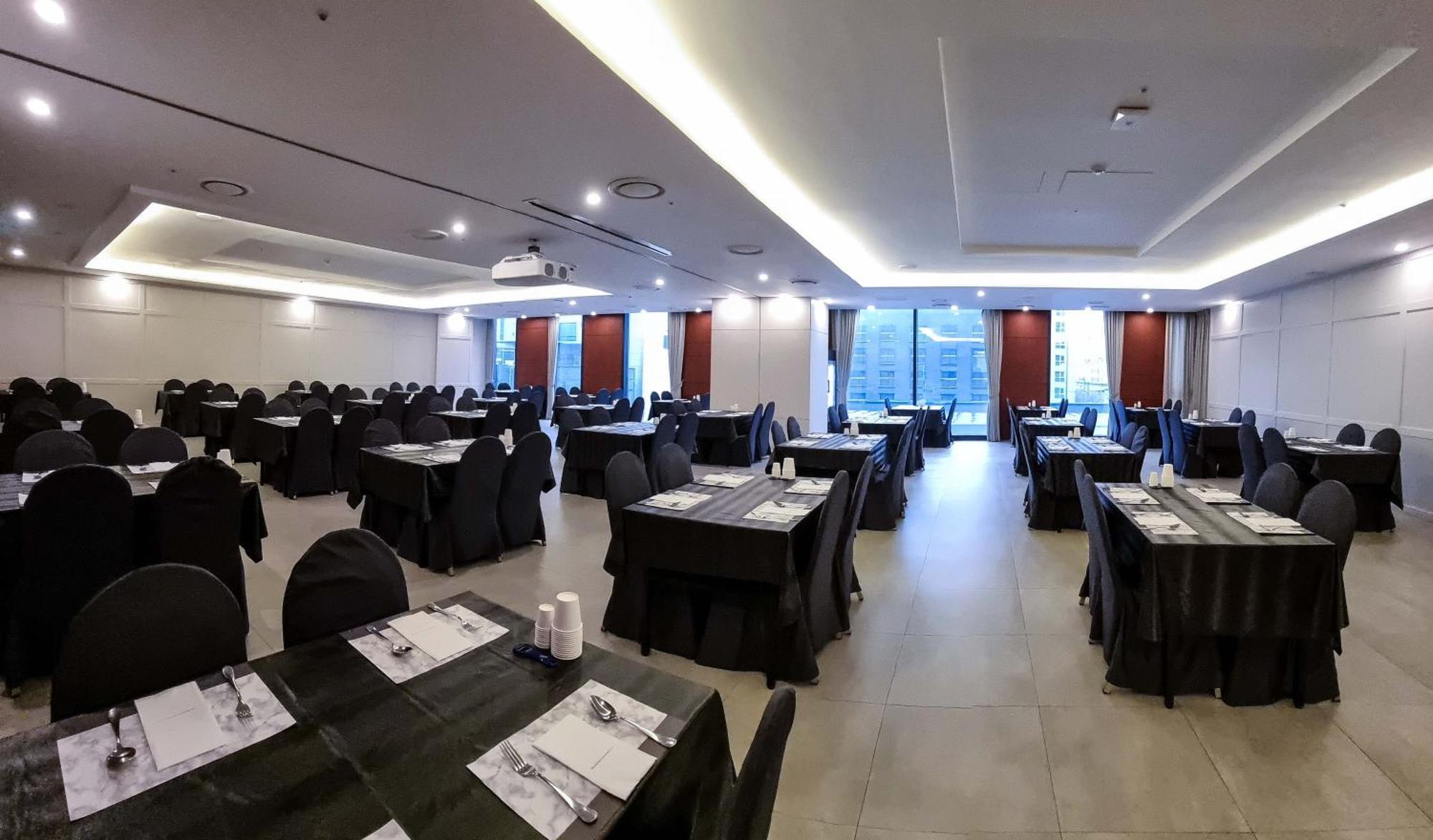 Ibis Ambassador Suwon Hotel Bagian luar foto