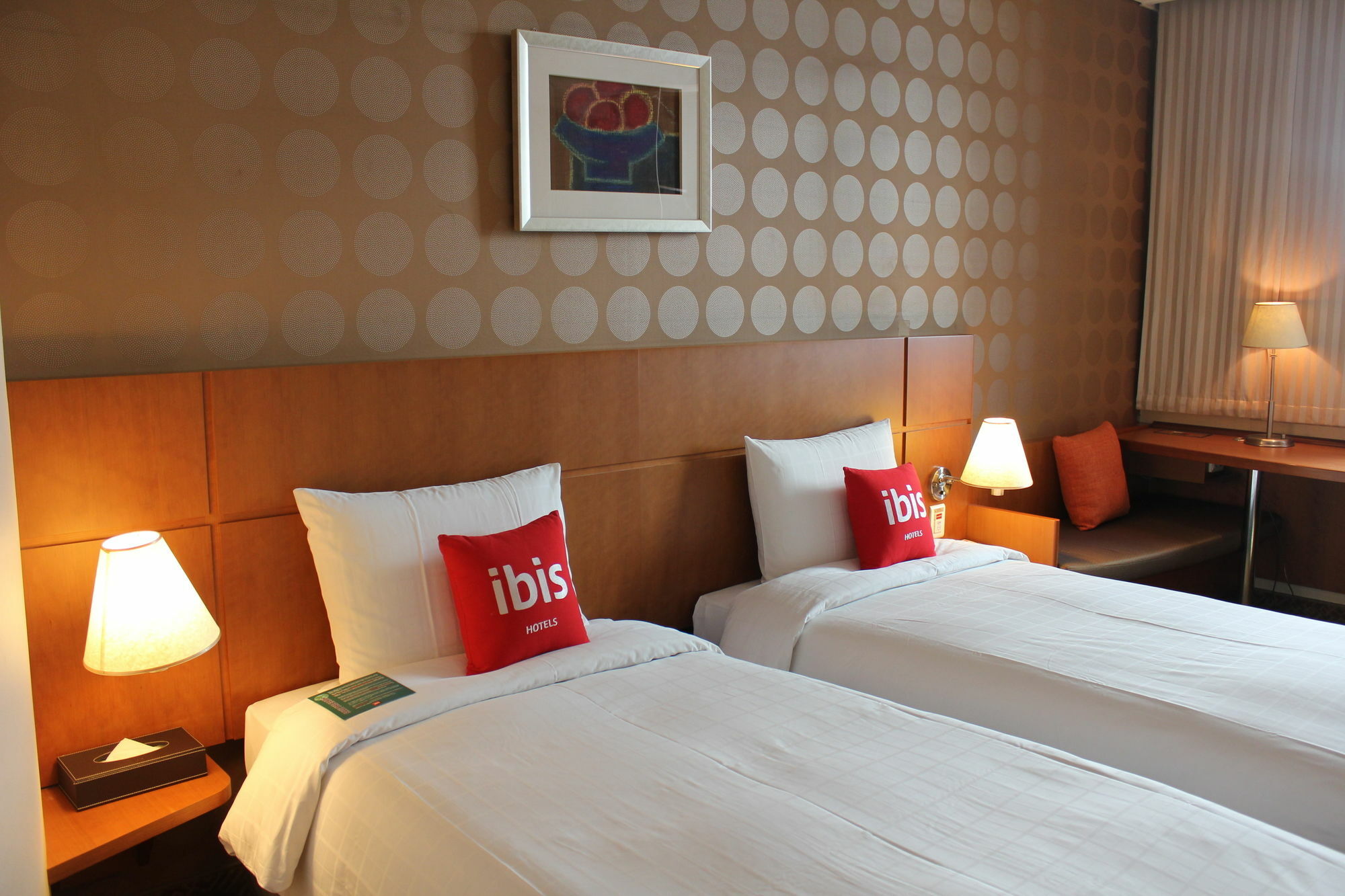 Ibis Ambassador Suwon Hotel Bagian luar foto